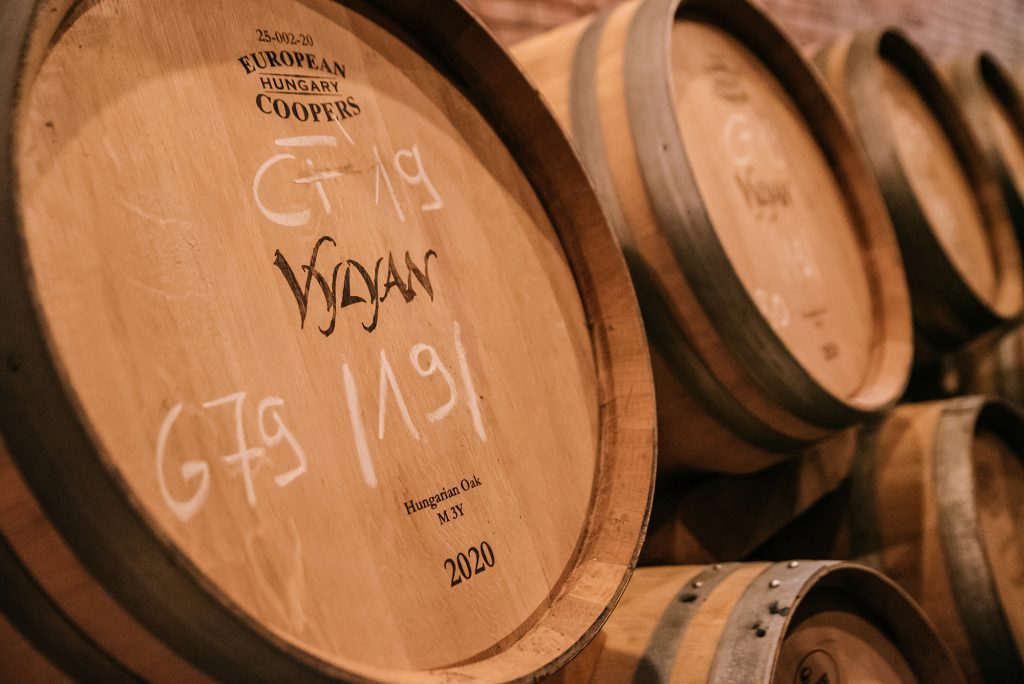 Cabernet Franc szőlőből készült borok at tartalmazó boroshordók a Vylyan pincéjében. 
